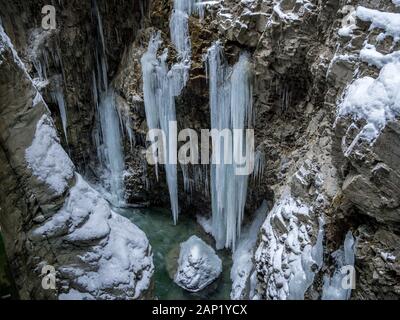 Le ravin de Breitachklamm en hiver avec de longs glaçons à Tiefenbach près d'Oberstdorf, Bavière, Allemagne Banque D'Images