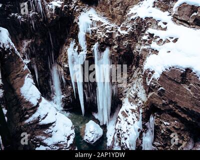 Le ravin de Breitachklamm en hiver avec de longs glaçons à Tiefenbach près d'Oberstdorf, Bavière, Allemagne Banque D'Images