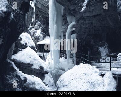 Le ravin de Breitachklamm en hiver avec de longs glaçons à Tiefenbach près d'Oberstdorf, Bavière, Allemagne Banque D'Images