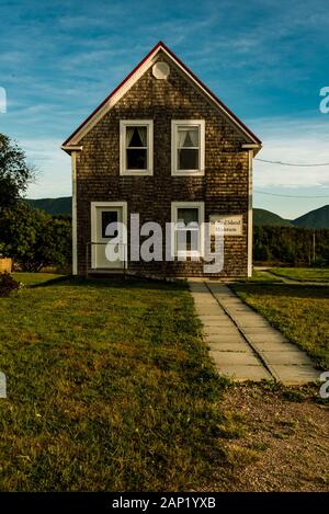 Dingwall, Nouvelle-Écosse, Canada, août 2019 : Musée et phare de l'île Saint Paul. Premier phare du patrimoine en fonte du Canada. Cap-Breton Banque D'Images