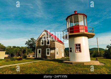 Dingwall, Nouvelle-Écosse, Canada, août 2019 : Musée et phare de l'île Saint Paul. Premier phare du patrimoine en fonte du Canada. Cap-Breton Banque D'Images