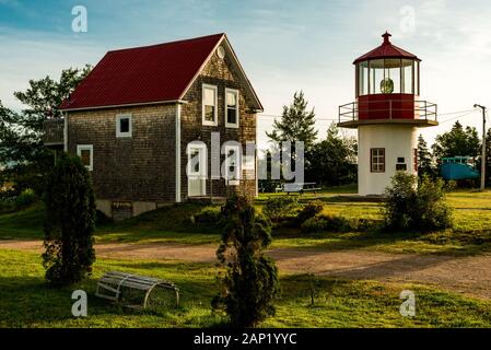 Dingwall, Nouvelle-Écosse, Canada, août 2019 : Musée et phare de l'île Saint Paul. Premier phare du patrimoine en fonte du Canada. Cap-Breton Banque D'Images