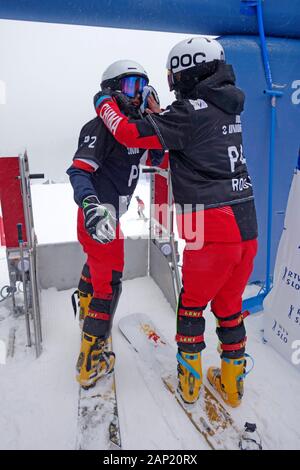 Coupe du monde de snowboard 2020 Rogla, en Slovénie. Les concurrents chinois au démarrage de la préparation de la porte pour le départ. Banque D'Images