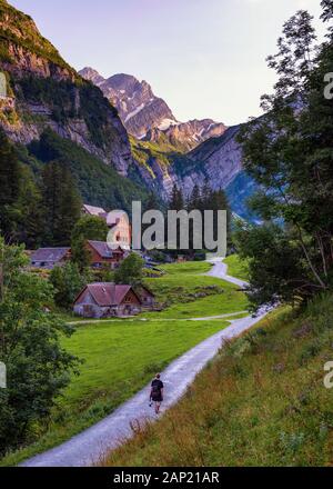 Les touristes descendent sur le sentier menant au lac de Seealpsee dans les Alpes suisses Banque D'Images