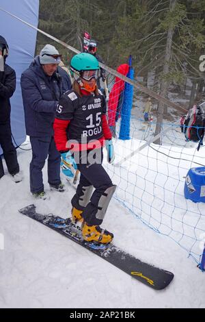 Coupe du monde de snowboard 2020 Rogla, en Slovénie. 204 Jenny de la Suisse avec son entraîneur se prépare pour le début, Banque D'Images