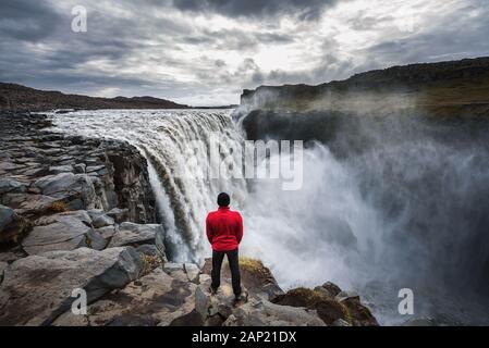 Randonneur se tenant près de la cascade de Dettifoss en Islande Banque D'Images