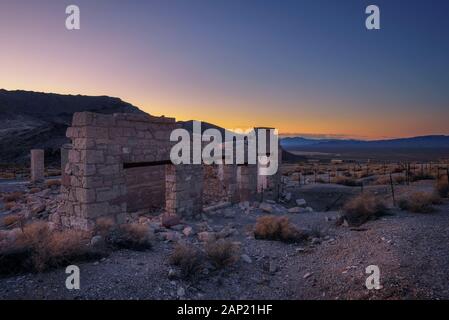 Lever du soleil au-dessus du bâtiment en ruine en rhyolite, Nevada Banque D'Images