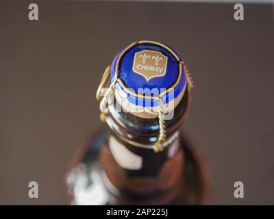 CHIMAY, BELGIQUE - CIRCA DÉCEMBRE 2019 : Chimay logo sur une bouteille de Chimay bière bleu Banque D'Images