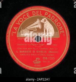 MILAN, ITALIE - CIRCA DÉCEMBRE 2019 : Vintage 78 tr/min disque gomme-laque de La Voce del Padrone (traduction : la voix de son maître) record label Banque D'Images