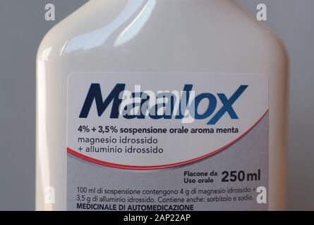 MILAN, ITALIE - CIRCA DÉCEMBRE 2019 : bouteille d'antiacide Maalox (version italienne) Banque D'Images