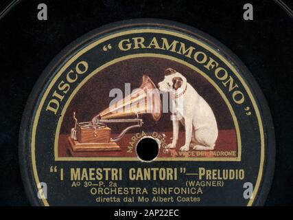 MILAN, ITALIE - CIRCA DÉCEMBRE 2019 : Vintage 78 tr/min disque gomme-laque de La Voce del Padrone (traduction : la voix de son maître) record label Banque D'Images