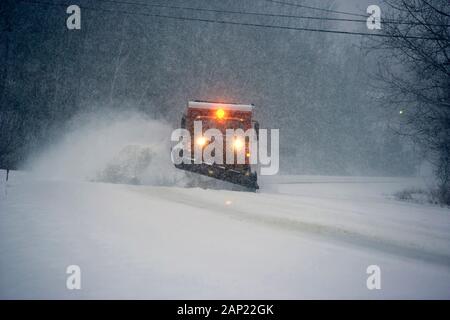 Au crépuscule, de l'élimination d'un chasse-neige Vermont rural road pendant un blizzard Banque D'Images