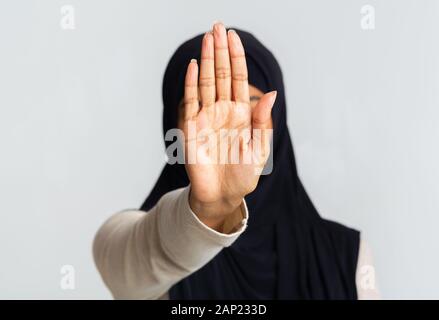 Foulard noir femme musulmane dans ce geste d'arrêt avec ouvrez Palm Banque D'Images