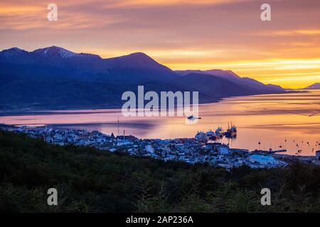 Coucher de soleil sur la baie d'Ushuaia la ville la plus au sud dans la parole et la capitale de Tierra del Fuego, Antartida e Islas del Atlantico Sur Province, Ar Banque D'Images