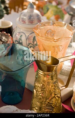 Encore une vie d'une variété de verrerie antique vintage de collection et de la poterie à vendre à un marché aux puces Banque D'Images