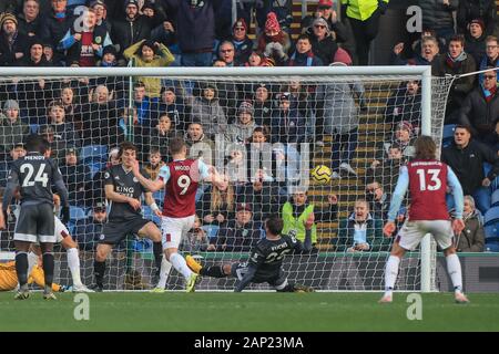 19 janvier 2020, Turf Moor, Burnley, en Angleterre, Premier League, Burnley v Leicester City : Chris Wood (9) des scores de Burnley pour le rendre 1-1 Crédit : Mark Cosgrove/News Images Banque D'Images