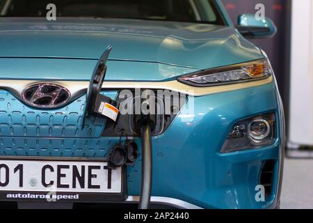 La facturation d'un plug-in Hybrid Hyundai Kona avec le cordon d'alimentation branché, Prague, Tchéquie, novembre 2019. Banque D'Images