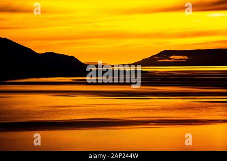 Coucher de soleil sur la baie d'Ushuaia la ville la plus au sud dans la parole et la capitale de Tierra del Fuego, Antartida e Islas del Atlantico Sur Province, Ar Banque D'Images