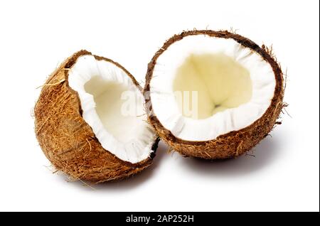 Matières premières fraîches craked de Coco dans la moitié isolé sur fond blanc Banque D'Images
