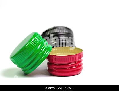 Bouchons pour flacons colorés contre fond blanc Banque D'Images