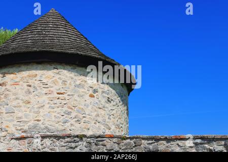 Tour avec un toit en bois dans le cadre de la pierre rouge château, Casta village, Slovaquie, Europe Banque D'Images