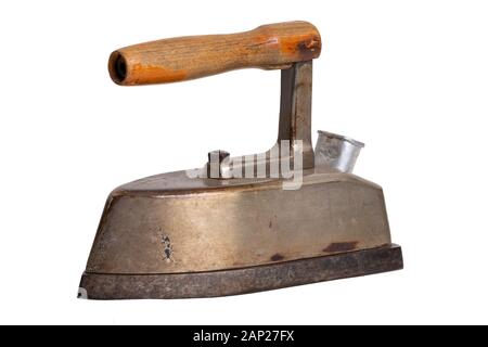 Ancien fer à repasser isolés. Close-up d'un vieux professionnel grande bouilloire rouillée ou fer sur mesure avec un manche en bois flatiron isolé sur un fond blanc. Ta Banque D'Images