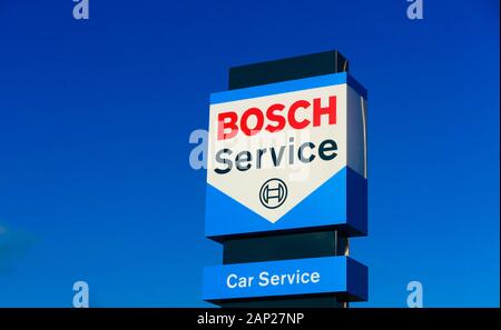 Dinslaken, Allemagne - le 18 décembre. 2019 : logo rouge bleu isolé de lettrage voiture Bosch service contre ciel bleu Banque D'Images