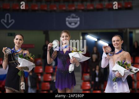 Alina Zagitova Kostornaia à partir de la Russie, de la Russie et de l'Alena Mariah Bell, de l'Organisation des États-Unis d'Amérique au cours de la cérémonie de la victoire sur la deuxième journée de l'USI Banque D'Images