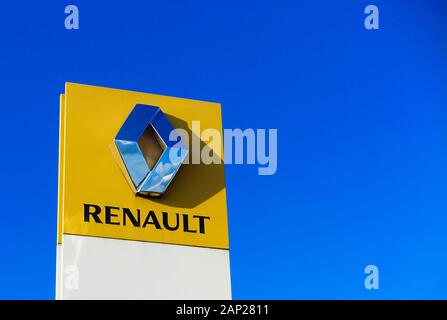 Dinslaken, Allemagne - le 18 décembre. 2019 : lettrage logo jaune isolé du constructeur automobile français Renault contre ciel bleu Banque D'Images