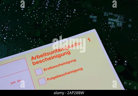 VIERSEN, ALLEMAGNE - Décembre. 16. 2019 : l'incapacité de travail concept numérisation - Jaune certificat d'incapicity Arbeitsunfähigkeitsbescheini (allemand : Banque D'Images