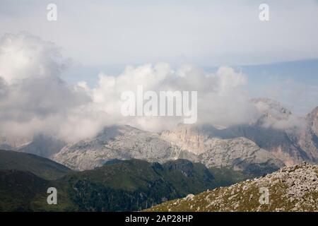 Cloud streaming au-dessus des falaises du groupe Rosengarten vue sur les pentes du Plattkofel Val Gardena Dolomites Tyrol du Sud Italie Banque D'Images