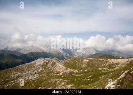 Cloud streaming au-dessus des falaises du groupe Rosengarten vue sur les pentes du Plattkofel Val Gardena Dolomites Tyrol du Sud Italie Banque D'Images