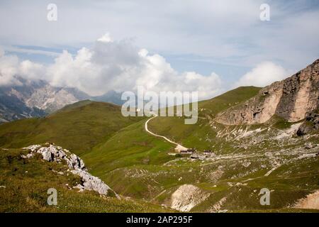 Cloud streaming au-dessus des falaises du groupe Rosengarten vue sur les pentes du Plattkofel Val Gardena Dolomites Tyrol du Sud Italie Banque D'Images