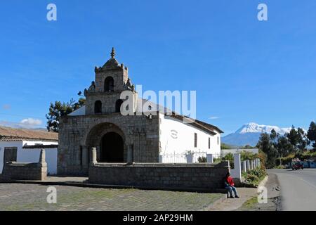 L'église avec le volcan Chimborazo en arrière-plan de voyage en Equateur Banque D'Images