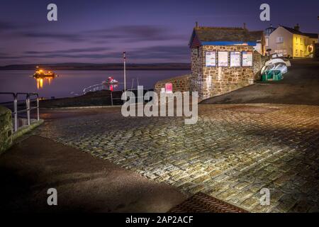 La RNLI Appledore Lifeboat de halage au crépuscule dans le Nord du Devon, Angleterre. Banque D'Images