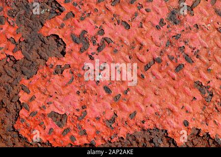 La vieille peinture rouge écaille la plaque d'acier rouillée avec de la lichen qui prend en charge les taches. Princes Wharf, Waitemata Harbour, Auckland, Nouvelle-Zélande Banque D'Images