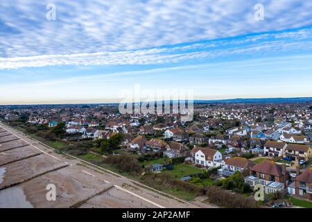 Vue aérienne de Felpham en direction de Bognor Regis le long de la plage à marée basse. Banque D'Images