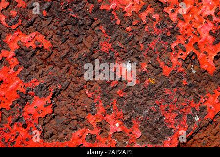 La vieille peinture rouge écaille la plaque d'acier rouillée avec de la lichen qui prend en charge les taches. Princes Wharf, Waitemata Harbour, Auckland, Nouvelle-Zélande Banque D'Images