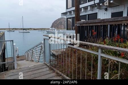 Vue sur les bateaux à quai dans le port un après-midi couvert à Morro Bay, en Californie Banque D'Images