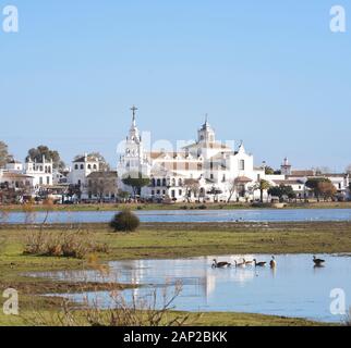 L'église El Rocio, Ermitage de la Vierge d'El Rocio, au Parc National de Doñana, Marismas Andalucia, Spain, Europe Banque D'Images