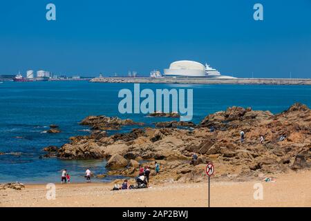 PORTO, PORTUGAL - Mai 2018 : personnes bénéficiant d'une très belle plage Pas de chien dans une journée ensoleillée au début du printemps dans la ville de Porto Banque D'Images