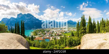 Vue panoramique aérienne au monument touristique populaire Riva del Garda village au lac de Garde, Italie. sur une belle journée d'été. L'eau bleu, rochers, pe Banque D'Images