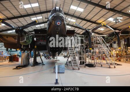 L'intérieur du Lincolnshire Aviation Heritage Center avec le Lancaster Bomber 'Just Jane', un avion de la seconde Guerre mondiale dans le musée, East Kirkby, Lincolnshire Banque D'Images