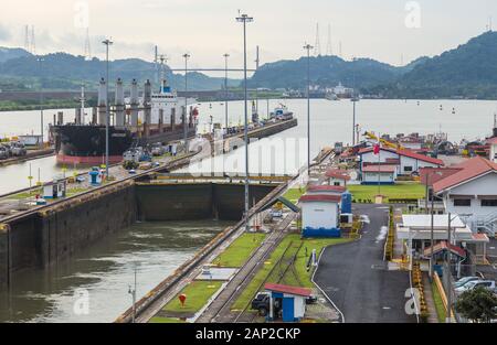 MIRAFLORES, PANAMA - 30 août 2019 : grand navire passe à travers Miraflores Locks, partie de Canal de Panama. Banque D'Images