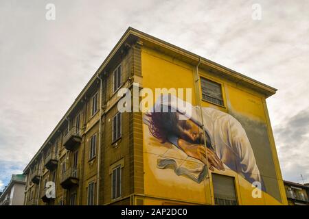 Fresque « self-portrait » (2017) de l'artiste allemand de graffitis case Ma'Claim représentant un gars s'est endormi la lecture, San Salvario, Turin, Piémont, Italie Banque D'Images