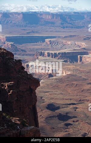 Les falaises surplombent Orange, Canyonlands National Park, Moab, Utah, USA Banque D'Images