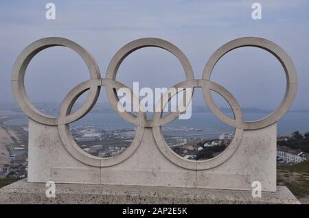 Sculptures en pierre des anneaux olympiques sur un point de vue sur Portland Bill donnant sur le port de Weymouth, le site de la voile olympique en 2012.n Banque D'Images