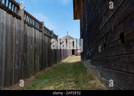 Mur de bois et structures du parc historique d'état de fort Ross sur la côte du comté de Sonoma en Californie Banque D'Images