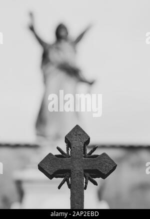 Croix et ange sur le cimetière Banque D'Images