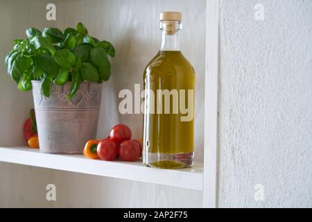 Plateau cuisine gros plan l'huile d'olive persil pot bouteille dans un style méditerranéen, vert jaune rouge de légumes végétarien dans la région de sunny summer feeling,copy space Banque D'Images